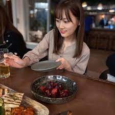 乃木坂46 山下美月1st写真集 発売決定 公式 on instagram パリ到着後の初ディナー おいしそうなハムをとろうとして この後落としました ディナー ワインじゃなくてぶどうジュース 赤いのは ビーツのサラダ paris すっぴん ビーツのサラダ