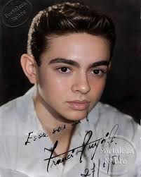 Hoje, relembramos com carinho e gratidão o talento inigualável de Chico  Anysio, que nos deixou há 13 anos, mas segue eterno em sua obra e no riso  que ainda provoca. Seu humor