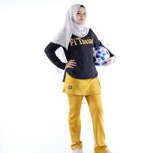Apakah pemikiran bahwa pakaian muslimah yang sesuai tuntunan syari'at adalah pakaian terusan (longdress) atau jubah benar? Zetty Zain Collection S Startseite Facebook