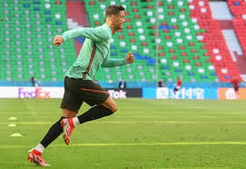 基斯坦奴·朗拿度·多斯桑托斯·阿維羅（葡萄牙語：cristiano ronaldo dos santos aveiro，goih, comm，oic，1985年2月5日－），简称c羅，生於葡萄牙大西洋中的馬德拉島豐沙爾，葡萄牙職業足球員，司職邊鋒、前鋒，目前效力於意甲球队祖雲達斯。 Vj36vm2lwggidm