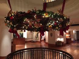 Der Adventskranz Hangt Sicher Mit Roten Bandern Von Der Decke Frei In Einen Lichtschacht Hinein Der Durchmess Rote Kerzen Adventskranz Weihnachtsdekoration