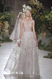 Wir möchten nicht, dass etwas zwischen uns steht. Hinreissende Brautkleider Mit Transparenten Elementen Mit Reizvollen Einblicken Transparent Hochzei Pronovias Brautkleid Lassige Brautkleider Kleid Hochzeit