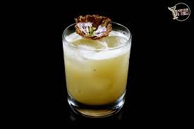 Combine ingredients in a mason jar. Receta Del Coctel Con Whisky Canela Bondi