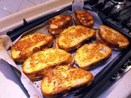 Passarli nell'uovo e poi nel pangrattato con l'aggiunta di un po' di parmigiano in modo che la panatura risulti più croccante. Ricetta Mozzarella In Carrozza Al Forno La Fama Puttana