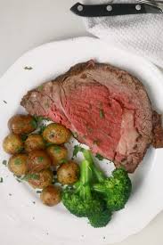 A quick demo video showing how easy and fun it is to make a roasted prime rib. Standing Rib Roast