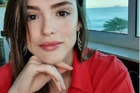 Quase meio milhão de mortes, junto a um governo genocida que impulsiona. Isabelle Drummond Fala De Novo Mundo E Do Agosto Lilas Patricia Kogut O Globo