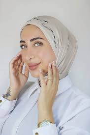 إيزي حجاب ستراس.. نوعية سوبر رائعة، سهل ومريح لكل يوم وللمناسبات أيضاً..  تواصلوا معنا الآن: واتسآب WA.me/96181396747 تلفون81396747 جملة ومفرق خدمة  توصيل لكافة المناطق اللبنانية 🚛 #مركز_شيخة_الكويتي فرع أول النبطية