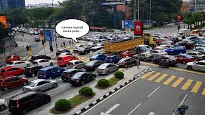 Bentuk jalan raya menegak dan melintang dengan sistem lampu isyarat yang digunakan untuk simulasi mengenal fungsi warna lampu isyarat. Alamak Traffic Light Rosak Risau Lah Sureplify