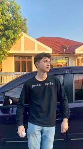Setiap orang ingin tampil keren saat difoto, bukan hanya cewek, cowok pun demikian. Cogan Barat Potret Diri Pria Gambar Teman