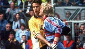 Keeper oliver kahn of bayern reacts towards to the assistant referee during the bundesliga match between alemannia aachen and bayern munich at the tivoli stadium on february 17, 2007 in aachen 20 Jahre Biss Und Kung Fu Tritt Kahnsinn Im Westfalenstadion