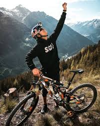Unbelievable Feeling To Be Back On The Bike After Almost 6 Weeks Off My Collarbone Is Feeling Better But Chica En Bicicleta Bicicleta De Descenso Mtb Enduro