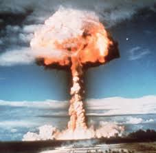 Am moment, wou d'bomm explodéiert, gi 15 % vu senger energie als radioaktiv stralung fräigesat, 35 % sinn hëtzt a 50 % sinn d'schockwell. Tv Scherz Hacker Tauschen Explosion Einer Atombombe Vor Welt