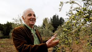 .charles aznavour parmi des citations issues de discours de charles aznavour, d'articles, d'extraits de livres et ouvrages de charles aznavour. La Famille De Charles Aznavour Decidera S Il Doit Etre Enterre A Mouries