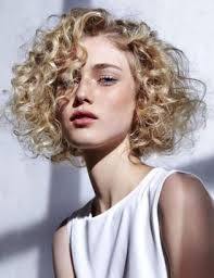 Coupe à la garçonne, carré court ou coupe pixie, le court est une coupe de cheveux ultra tendance, sans parler du côté. 15 Coupes Courtes Pour Les Cheveux Boucles