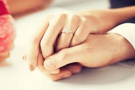 Banyak yang bertanya, kenapa jari manis bukan jari yang. 6 Perbedaan Antara Cicin Pertunangan Cincin Pernikahan How To The Bride Dept