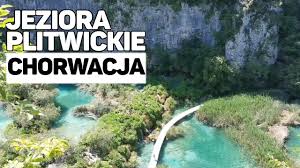 Niesamowity kolor jezior, wodospady, bogata fauna i flora i świetne trasy spacerowe przyciągają tłumy turystów. Chorwacja 2020 Jeziora Plitwickie Wakacje Z Dziecmi Youtube