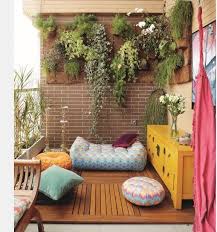 Balkon Guzellestirme Fikirleri Arasinda Yer Alan Baska Bir Fikir Ise Balkon Duvarlarini Renklendirmektir Ozellikle Balcony Decor Tiny Furniture Outdoor Rooms