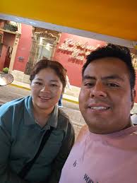 Mi novia: ojalá me regale un ramo de flores 🌷 Yo:👇🏼