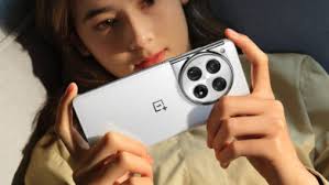 OnePlus'ın yeni harikası: 12 serisinde 3X zoomlu periskop kamera!