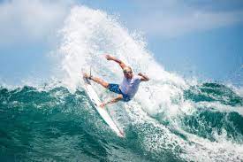 Kanoa igarashi of japan celebrates with his opponent, gabriel medina of brazil, in the background. Kanoa Igarashi Japan S Surfing Star Rides Endorsements Olympics Bloomberg