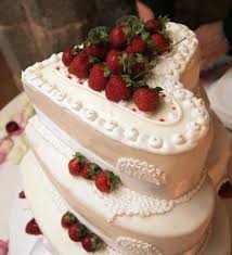 I Love The Strawberry And Sweetheart Shaped Cake Torte Fragole Torta Nuziale