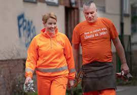 Anlässlich des internationalen frauentages ist franziska giffey am donnerstag auf den müllwagen gestiegen. Giffey Bei Der Mullabfuhr B Z Berlin