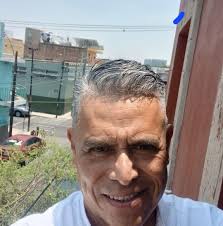 Lamentamos profundamente el fallecimiento del artista, docente y performer  Richard Moszka (1968-2025). A través de su obra buscó hablar desde una  perspectiva personal sobre el VIH, la enfermedad, las adicciones y sus