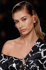 News exclusively, and it's incredibly easy to do! Hailey Bieber Long Side Part Hailey Bieber Hair Lookbook Stylebistro