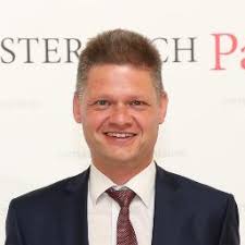 Ich wusste vor dem budgetausschuss nicht, dass ich bei meinem ehemaligen studenten @andreas_hanger zur prüfung antreten musste. Andreas Hanger Andreas Hanger Twitter