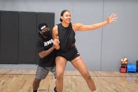 Elizabeth liz cambage (born 18 august 1991) is an australian professional basketball player who plays cambage was born on 18 august 1991 in london to a nigerian father and australian mother. Basketballer Liz Cambage Calls Out Australian Olympic Committee For Whitewashed Photoshoots B T