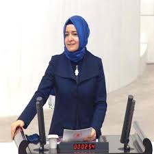 İlkokulu fatih i̇lkokulu'nda okuduktan sonra beyoğlu anadolu lisesi'ni (e. Fatma Betul Sayan Kaya Kimdir Kac Yasinda Nereli Boyu Ve Kilosu Biyografi Sitesi