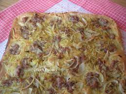 Signori, mio figlio è tornato a casa. Pizza Con Salsiccia Patate E Cipolla Cuoci E Scuci