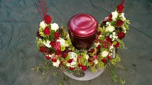 Kranz rosa rosen, weißes schleierkraut, gesteckt. Gartnerei Hartmut Vennedey Trauerfloristik