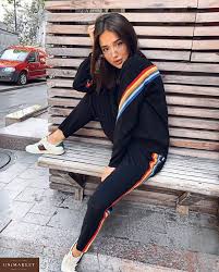 Женский спортивный костюм в цвете ваниль: Zhenskij Sportivnyj Progulochnyj Kostyum S Raznocvetnymi Poloskami Kupit V Onlajn Magazine Unimarket