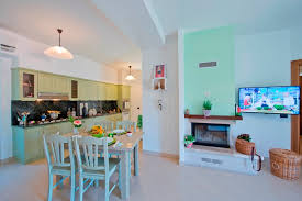 L'appartamento in villa è situato nel cuore della costiera amalfitana, a circa 200m sul livello del mare, nel mezzo del verde collinare, tra vigneti e limoneti, con un panorama mozzafiato tra i più belli e suggestivi, poiché situato in una delle punte estreme della costa. Offerte Case Vacanze Last Minute Costiera Amalfitana Agerola