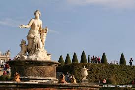 Zeigt die verwandlung der bauern in frösche im 2. Inspiriert Von Ovids Metamorphosen Der Latona Brunnen Versailles