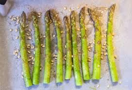 Asperges Vertes Roties Au Piment D Espelette Par Charles Cuisine Recette Asperge Verte Piment Espelette Roti