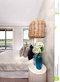 Bambus schlafzimmer bambusbetten bambus beruhigt und schafft ein natürliches und entspannendes raumklima. Modernes Schlafzimmer Verziert Unter Verwendung Der Bambus Oder Rattanlampe Und Weissen F Stockfoto Bild Von Blume Seite 67217630
