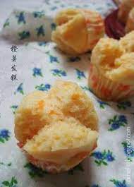 用橙薯来做的发糕还是头一次 之前做过金瓜的吃起来味道口感还不错 这次的发糕食谱没有加入椰浆或是淡奶的 所以没有那香气 有的是那淡淡的橙薯味道 没有适合的模子来衬托我的纸杯 只好用了锡箔杯子来做模子 再加上比较大一点的纸杯 蒸好后的发糕还发得不错