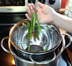 Para fabricar nuestra vaporera casera solo necesitamos una olla y un colador (de hierro, de los de pasta), que quepa dentro de la olla, y una tapa. Como Cocinar Al Vapor 6 Sistemas Mundococina