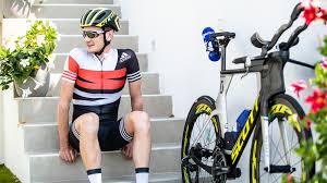 Run 80min steady + drills s&c + swim (easy) + bike 2hr… Moments Of Kona Alistair Brownlees Reise Nach Kona Ep 1 Scott