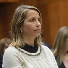 Stratta lleva el hijo de un senador al contable del senado