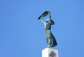 Polgári hely a belváros szívében történelmi múlttal és kiváló fine dining konyhával és terasszal. Statue Of Liberty Szabadsag Szobor Gastrotravelogue