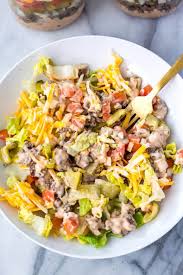 Den salat in eine schüssel geben und mit salatdressing vermischen (menge je nach geschmack). Meal Prep Low Carb Big Mac Salad Jars The Girl On Bloor