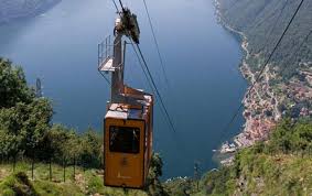 Offenbar ist eine kabine in die tiefe gestürzt. Die Seilbahn Ferienwohnung Loft Comer See Italien