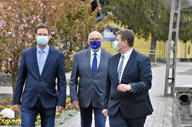 Gulyás gergely és fideszes képviselők bejelentették, hogy a kormány 5 milliárdos pályázati alapot hoz létre a budapesti kerületi. Uokpdecfreqtym