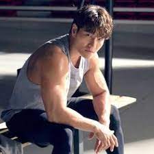 Below is an estimate of the average earnings from advertising on the channel, depending on language, price and current audience. Kim Jong Kook