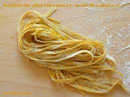 Sguscia i gamberi mettendo teste e gusci all'interno di una casseruola. Pasta Alla Curcuma Daniela Ferri Flickr