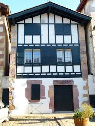 Visiter Ainhoa Un Petit Village Au Coeur Du Pays Basque Belette Rousse Pays Basque Maison Basque Pays
