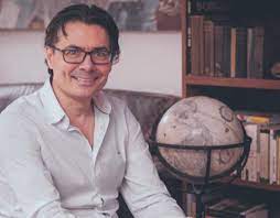 Alejandro gaviria uribe (born 1965) is a colombian economist and engineer, who served as minister of health and social protection of colombia from 2012 to 2018. Alejandro Gaviria Publica Otro Fin Del Mundo Es Posible Detalles Del Libro